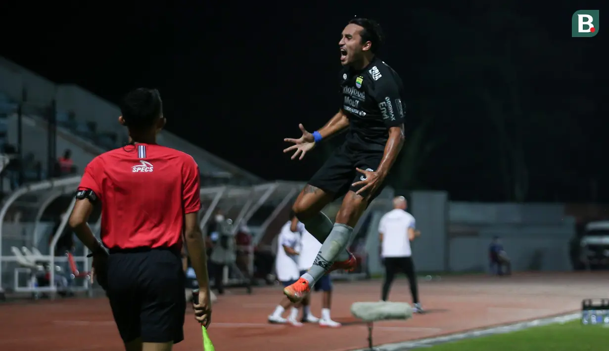 Pemain Persib Bandung, Ezra Walian merayakan gol kedua ke gawang Bhayangkara FC dalam laga pekan ke-7 BRI Liga 1 2021/2022 di Stadion Moch Soebroto, Magelang, Sabtu (16/10/2021). (Bola.com/Bagaskara Lazuardi)