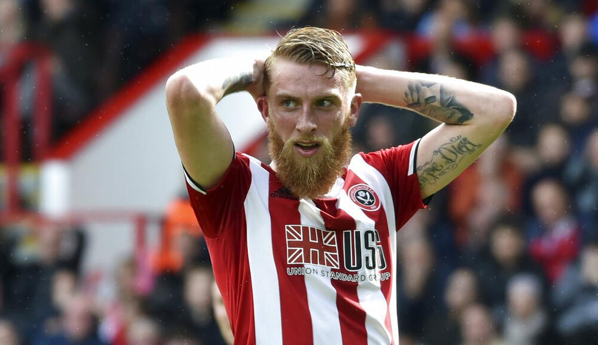 Pemain Sheffield United, Oliver McBurnie, tampak kecewa usai gagal membobol gawang Liverpool pada laga Premier League di Stadion Bramall Lane, Sabtu (28/9). Liverpool menang 1-0 atas Sheffield United. (AP/Rui Vieira)