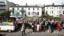 Tawa, tangis, bunga, dan rasa bangga menjadi satu dalam antusiasme ribuan orang yang mengantar iringan jenazah Sinead O’Connor menuju lokasi pemakamannya. (Liam McBurneyPA via AP)