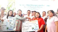 Menteri BUMN Rini Soemarno menyerahan buku tabungan dan kartu ATM BNI kepada Nasabah PNM Mekaar di Medan, Sabtu (14/10/2017). (Ilyas/Liputan6.com)