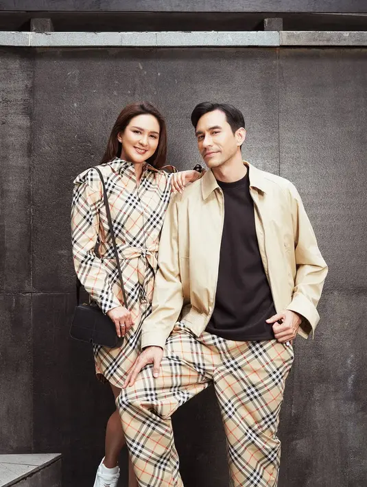 Donna terlihat kenakan shirt dress dengan sling bag. Sedangkan Darius tampak awet muda dengan t-shirt hitam, jaket, dan celana monogram [@dagnesia]