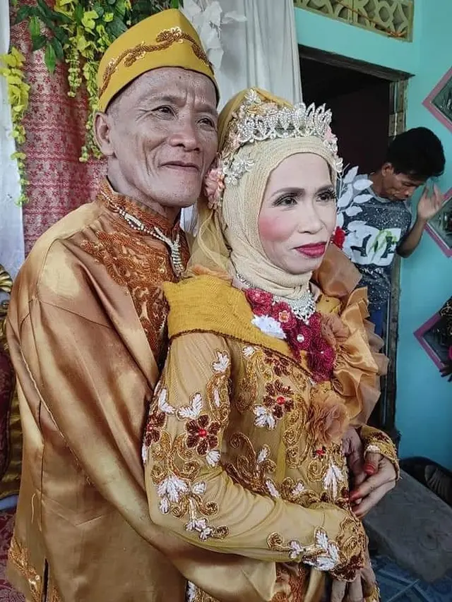 Viral Pernikahan Lansia Berusia 60 Tahun, Ini 6 Potretnya Tunjukkan Rasa Bahagia
