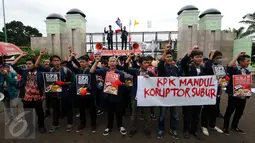 Puluhan mahasiswa dari Institut Pertanian Bogor meneriakkan yel yel saat melakukan aksi di depan Gedung Parlemen RI, Jakarta, Selasa (15/12/2015). Dalam aksinya, mereka menolak revisi UU KPK. (Liputan6.com/Helmi Fithriansyah)