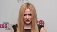 Baru-baru ini Avril mengunggah foto ke akun Instagram pribadinya, ia menulis sedang menulis lagu bersama Chad. (AFP/Bintang.com)