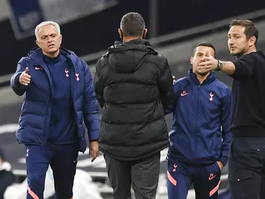 Pertandingan Tottenham Hotspur melawan Chelsea di babak keempat Piala Liga Inggris diwarnai keributan antara Jose Mourinho dan Frank Lampard. (Neil Hall/Pool via AP)