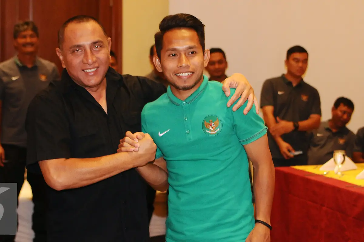 20161115- Ketum PSSI Bersalam Komando dengan Andik-tangerang- Helmi Fithriansyah