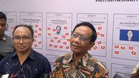 Cawapres nomor urut 3 Mahfud Md menanggapi program makan siang gratis yang mulai dibahas dalam rapat kabinet Presiden Jokowi. Program andalan paslon nomor urut 2 Prabowo-Gibran itu dibahas dalam pembahasan RAPBN 2025. (Liputan6.com/Delvira Hutabarat)