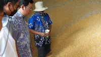 Kepala Badan Pangan Nasional atau National Food Agency (NFA) Arief Prasetyo Adi meninjau langsung likasi panen jagung di Sumbawa, Nusa Tenggara Barat.