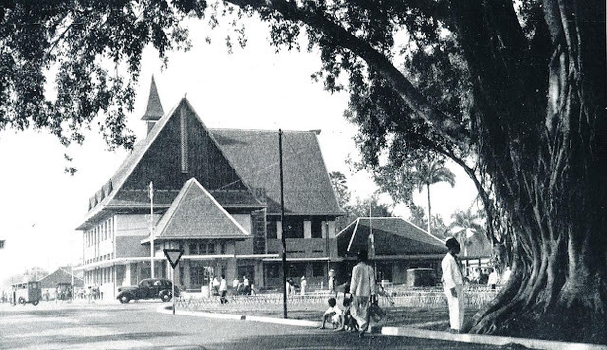 Jalan depan Alun-Alun Malang nampak masih asri dan tidak crowded. (Source: jelajahmalangku.blogspot.com)