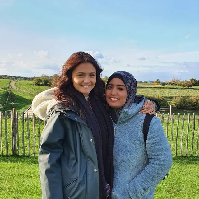 6 Potret Kebersamaan Amanda Rawles dan Sang Ibunda, Bak Kakak Adik