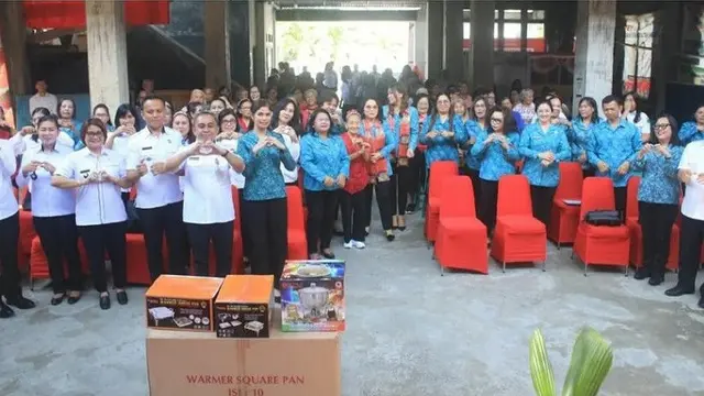 Tingkatkan Peran Perempuan, Rita Dondokambey Serahkan Bantuan kepada Warga Desa di Minahasa Utara
