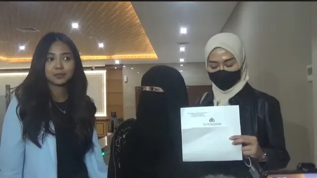 Pendakwah Pipik Dian Irawati Popon atau Umi Pipik bersama Kuasa Hukumnya melaporkan Selebgram Oklin Fia ke Bareskrim buntut konten jilat es krim.
