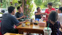 Ngopi santai bersama staf Timnas Indonesia U-22 di Pink Cafe, Phnom Penh, Kamboja. (Bola.com/Gregah Nurikhsani)
