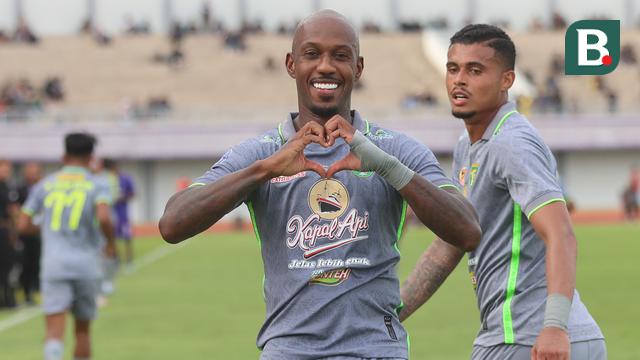 Foto: Paulo Henrique Cetak Gol Bunuh Diri dan Gol Penyeimbang, Persebaya Berbagi Poin dengan Persita di BRI Liga 1 2023/2024