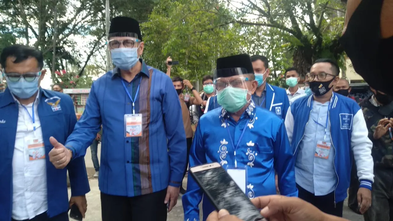 Mulyadi-Ali Mukhni ketika sampai di kantor KPU Sumbar, 6 September 2020. (Liputan6.com/ Novia Harlina)