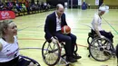 Pangeran William mencoba bermain basket dengan kursi roda dalam kunjungannya ke Copperbox Arena, London, Kamis (22/3). William menemui pemain basket berkursi roda yang diharapkan dapat bermain di Commonwealth Games 2022. (Chris Jackson/Pool via AP)