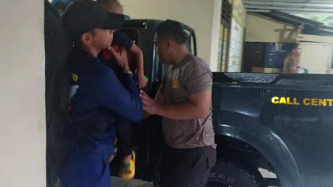Upaya penyelamatan seorang ibu rumah tangga dan 3 anaknya dari upaya percobaan bunuh diri oleh petugas Polres Tanggamus. Foto: (Istimewa)