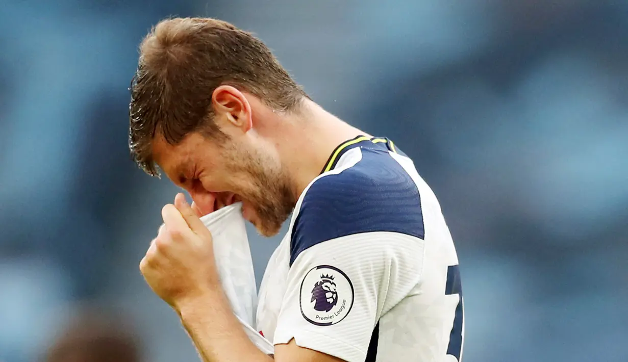 Ben Davies - Sejak dua tahun terakhir penampilan pemain asal Wales ini kian tak konsisten. Conte yang menyukai bek tangguh dan mampu memenangi duel satu lawan satu sepertinya akan mencari pemain baru untuk memperkuat formasi favoritnya. (AFP/Catherine Ivill/Pool)