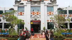 Suasana di gerbang kedatangan Bandara Internasional I Gusti Ngurah Rai, Bali, Kamis (30/11). Aktivitas kedatangan dan keberangkatan Bandara Internasional I Gusti Ngurah Rai sudah beroperasi dengan normal. (Liputan6.com/Immanuel Antonius)