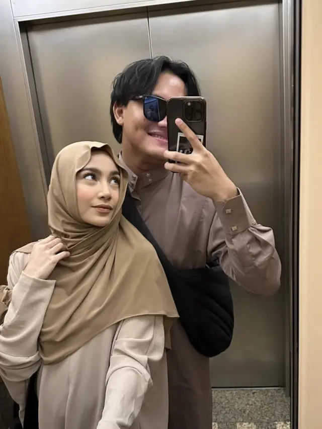 Gaya Kerudung Meleyot ala Mahalini saat Umrah. [@rizkyfbian]