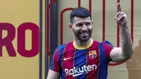 Sergio Aguero berpose di lapangan Stadion Camp Nou selama presentasi resminya sebagai pemain baru FC Barcelona di stadion Camp Nou, Barcelona (31/05/2021). Merka telah menandatangani kontrak hingga tahun 2023 dengan klausal pembelian 100 juta Euro. (Foto: AP Photo/Joan Monfort)