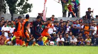 Klub-klub Divisi Utama di Jawa Tengah menggelar kejuaraan untuk mengisi kekosongan pasca dihentikannya seluruh turnamen oleh PSSI. (Bola.com/Robby Firly)