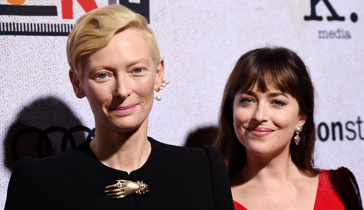 Dakota Johnson dan Tilda Swinton berpose saat menghadiri pemutaran perdana film terbarunya "Suspiria" di Los Angeles (24/10). (AP Photo/Chris Pizzello)