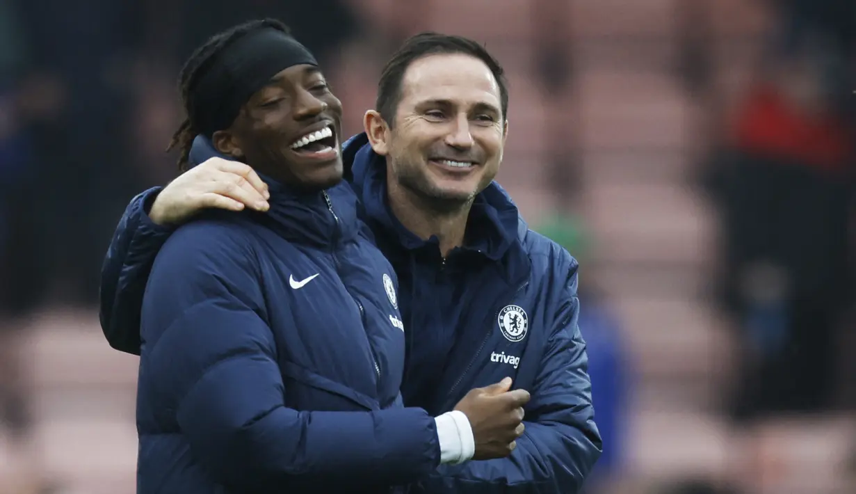 Senyum bahagia terpancar dari pelatih sementara Chelsea, Frank Lampard (kanan), setelah berhasil mengalahkan Bournemouth 3-1 dalam pertandingan lanjutan pekan ke-35 Liga Inggris 2022/2023 yang berlangsung di Vitality Stadium, Sabtu (6/5/2023). (AFP/Ian Kington)