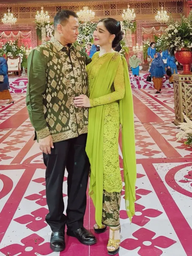 Potret Model Kebaya Panjang Uut Permatasari