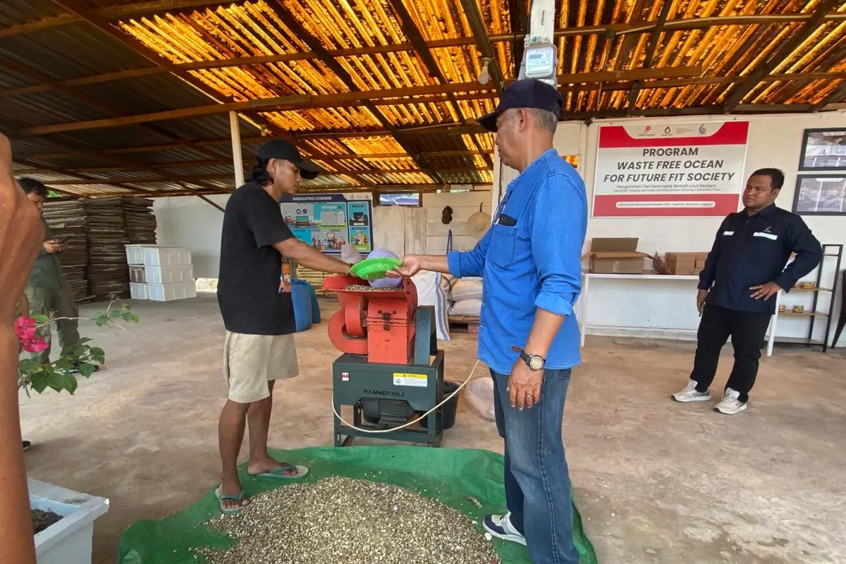CSR PT Badak NGL atau Badak LNG bernama Sugiyono bersama kelompoknya Berkah Laut Berjaya mengolah ikan teri jadi beragam produk bernilai ekonomi.