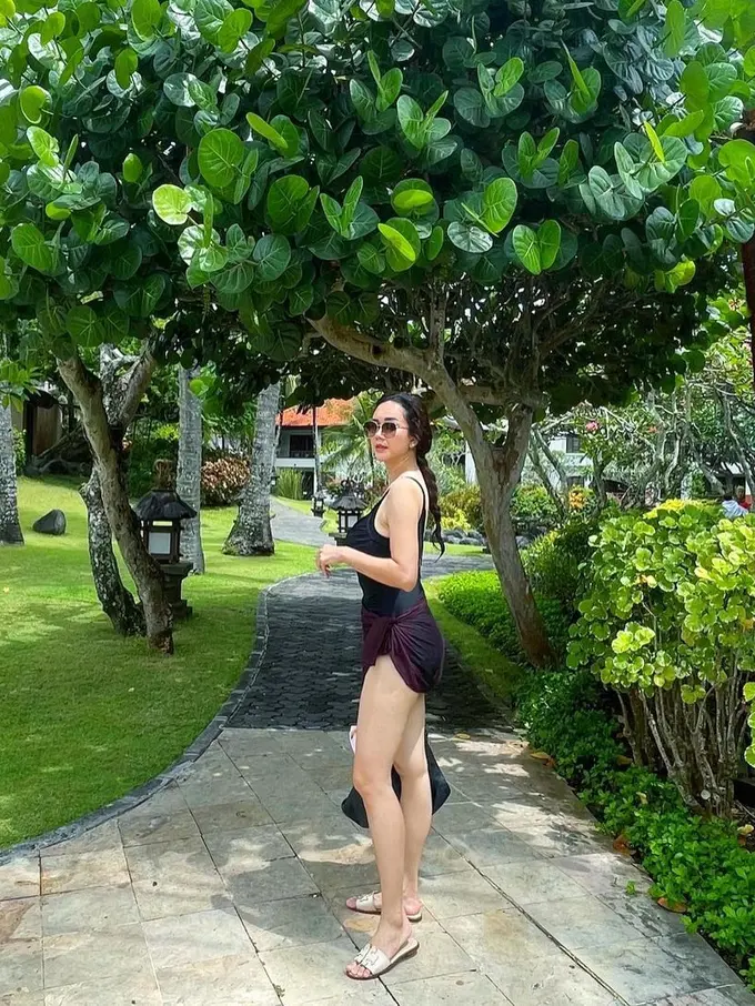 Aura Kasih tuai perhatian saat bermain di pantai (Instagram/aurakasih)