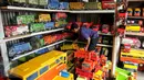 Pedagang menata mainan dagangannya yang terbuat dari kayu di kios penjual mainan di kawasan Pasar Minggu, Jakarta, Selasa (3/11). Membanjirnya mainan anak asal China mengancam produksi mainan dalam negeri. (Liputan6.com/Gempur M Surya)