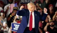 Trump merayakan tonggak awal masa kepemimpinan keduanya dengan menggelar kampanye akbar di Michigan. (JEFF KOWALSKY/AFP)