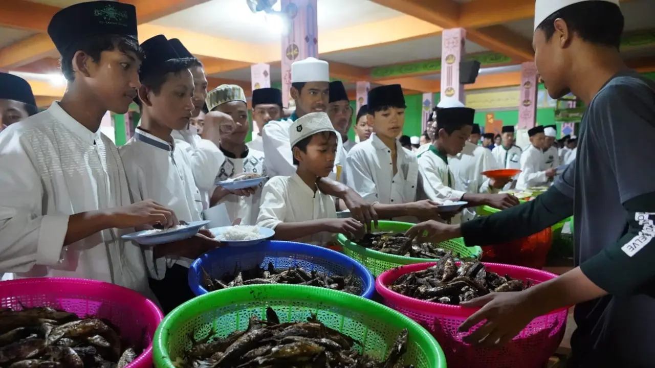 Kementerian Kelautan dan Perikanan (KKP) membagikan 5 ton ikan layang segar untuk 16.000 santri Pondok Pesantren Sunan Drajat