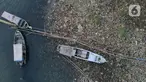 Foto udara menunjukkan sampah mengendap di muara Kanal Banjir Timur, Marunda Kepu, Cilincing, Jakarta Utara, Jakarta, Selasa (2/5/2023). Sampah berasal dari Kanal Banjir Timur dan Teluk Jakarta yang terbawa angin barat. (merdeka.com/Imam Buhori)