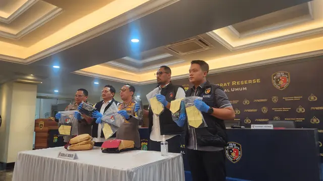 Emosi sesaat FA (21) hanya menyisakan sebuah penyesalan yang mendalam usai kasus pembunuhan berencana terhadap pamannya AH (32) pemilik toko kelontong, di Pamulang, Tangsel berhasil dibongkar polisi.