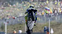 Aksi Valentino Rossi, pembalap Movistar Yamaha, saat kualifikasi MotoGP Brno 2016, Sabtu (21/8/2016). (AFP)