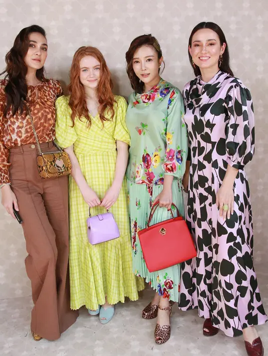 Tak ketinggalan, Luna dan Julie berfoto bersama Tong Bing Yu dan salah satu pemain di drama serial Stranger Things, Sandi Sink, yang berperan sebagai Max. (Liputan6.com/IG/@lunamaya)