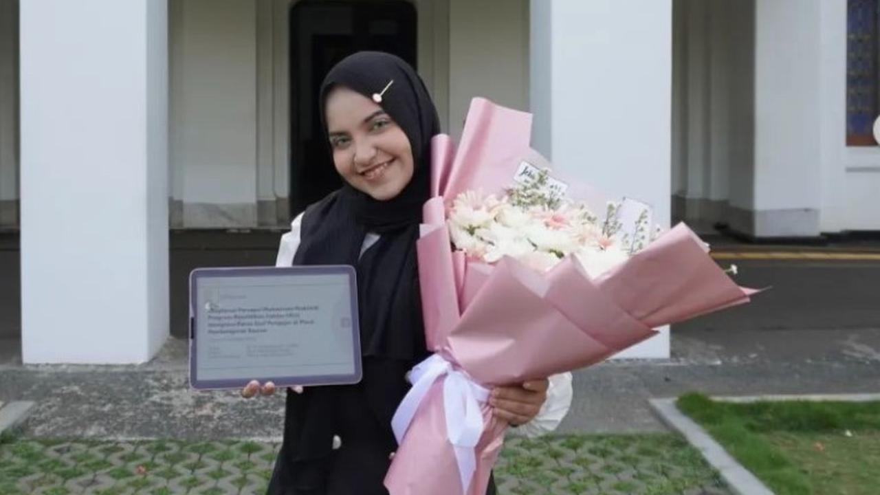 Mahasiswi UI Berprestasi Terbitkan Belasan Jurnal Ilmiah, Warganet Penasaran Cara Belajarnya dan Makanannya.