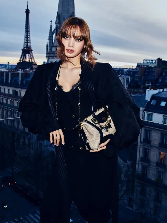 Lebih Mahal dari Labubu, Lisa BLACKPINK Jinjing Bag Charm Rp43 Jutaan di Paris Fashion Week 2025