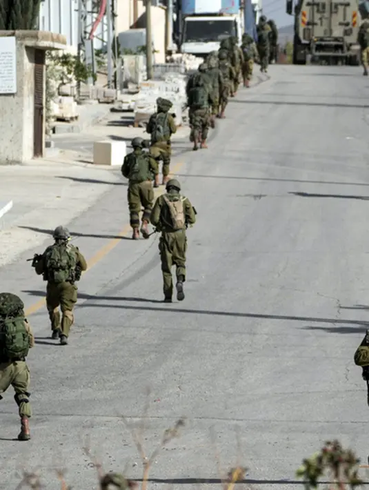 <p>Tentara Israel terlihat di Balata, sebuah kamp pengungsi Palestina di Nablus, Tepi Barat, Kamis (23/11/2023). Penyerbuan tentara Israel ke wilayah permukiman warga ini menewaskan seorang warga Palestina dan melukai tiga lainnya. (AP Photo/Majdi Mohammed)</p>