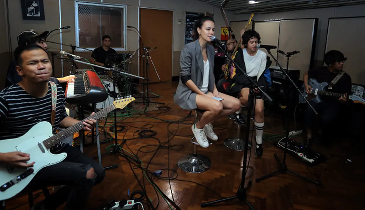 Hubungan Sophia Latjuba dan Ariel NOAH sendiri memang jarang terumbar di media. Kemesraan mereka sebelumnya lebih banyak dibagikan di akun sosial media masing-masing. (Deki Prayoga/Bintang.com)