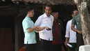 Presiden Joko Widodo bersama Gibran Rakabuming Raka memantau persiapan simulasi kirab kereta pembawa mempelai pengantin di Solo, Senin (6/11). Jokowi dan Gibran meninjau langsung kirab yang akan membawa Kahiyang-Bobby. (Liputan6.com/Angga Yuniar)