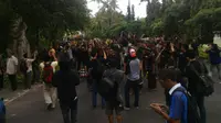 Sejumlah anggota ormas menghadang kader Golkar yang kontra Munas Bali. (Dewi Divianta/Liputan6.com