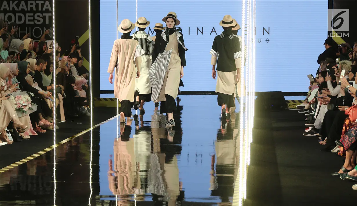 Model membawakan busana rancangan Medina Zein saat Jakarta Modest Fashion Week di Gandaria City, Jakarta, Minggu (29/7). (Liputan6.com/Herman Zakharia)