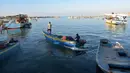 Sejumlah nelayan pergi menangkap ikan menggunakan perahu mereka di sebuah pelabuhan di Gaza, Palestina, Rabu (5/2/2020). Tentara Israel memutuskan untuk mengurangi zona penangkapan ikan yang diizinkan di lepas pantai Jalur Gaza dari 15 menjadi 10 mil laut. (Xinhua/Rizek Abdeljawad)