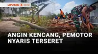 Angin kencang yang berlangsung di kawasan Klaten bahkan sampai membuat tower sutet roboh. Sementara di Grobogan, pemotor yang tengah meneduh nyaris ikut terbawa angin.