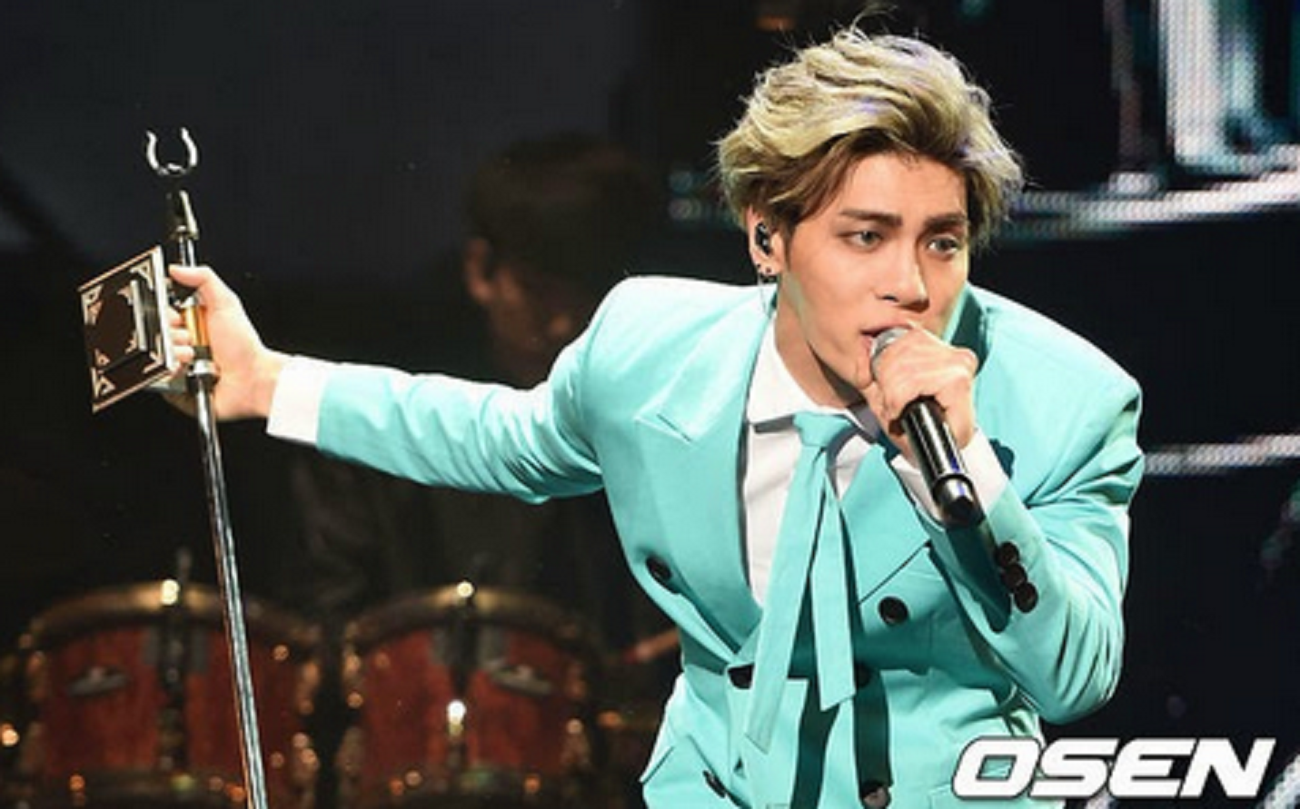 Kim Jonghyun atau Jonghyun `SHINee` saat beraksi secara solo [foto: OSEN]