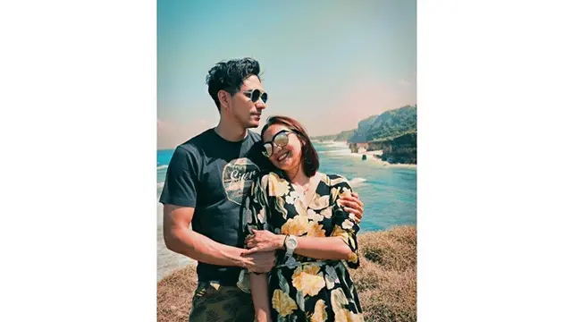 Jadi Pasangan Panutan, Ini 6 Potret Mesra Darius Sinathrya dan Donna Agnesia