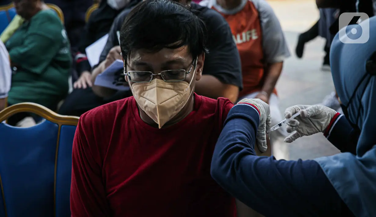 Mengacu pada alasan tersebut, Menteri Kesehatan (Menkes) Budi Gunadi Sadikin mengimbau masyarakat Indonesia untuk kembali menerapkan protokol kesehatan dan melengkapi vaksin Covid-19. (Liputan6.com/Faizal Fanani)